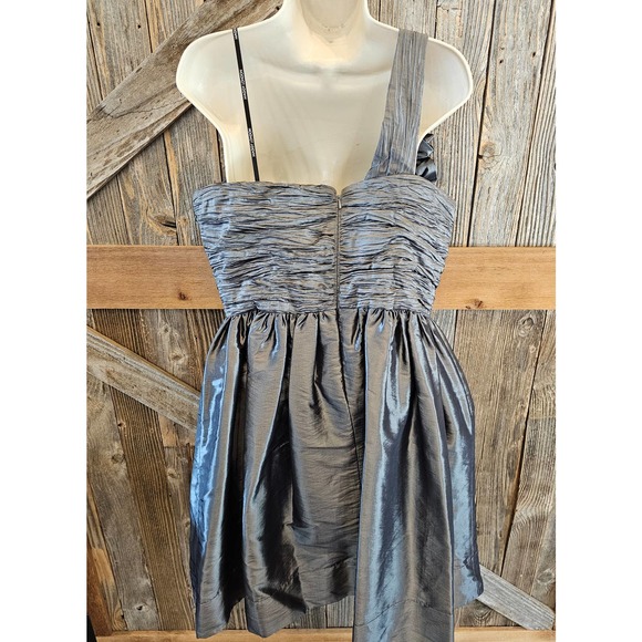 Maggy London Silver Gray Metallic Crinkle Sweetheart Shoulder Rosette Dress 14 ^ - Picture 3 of 9